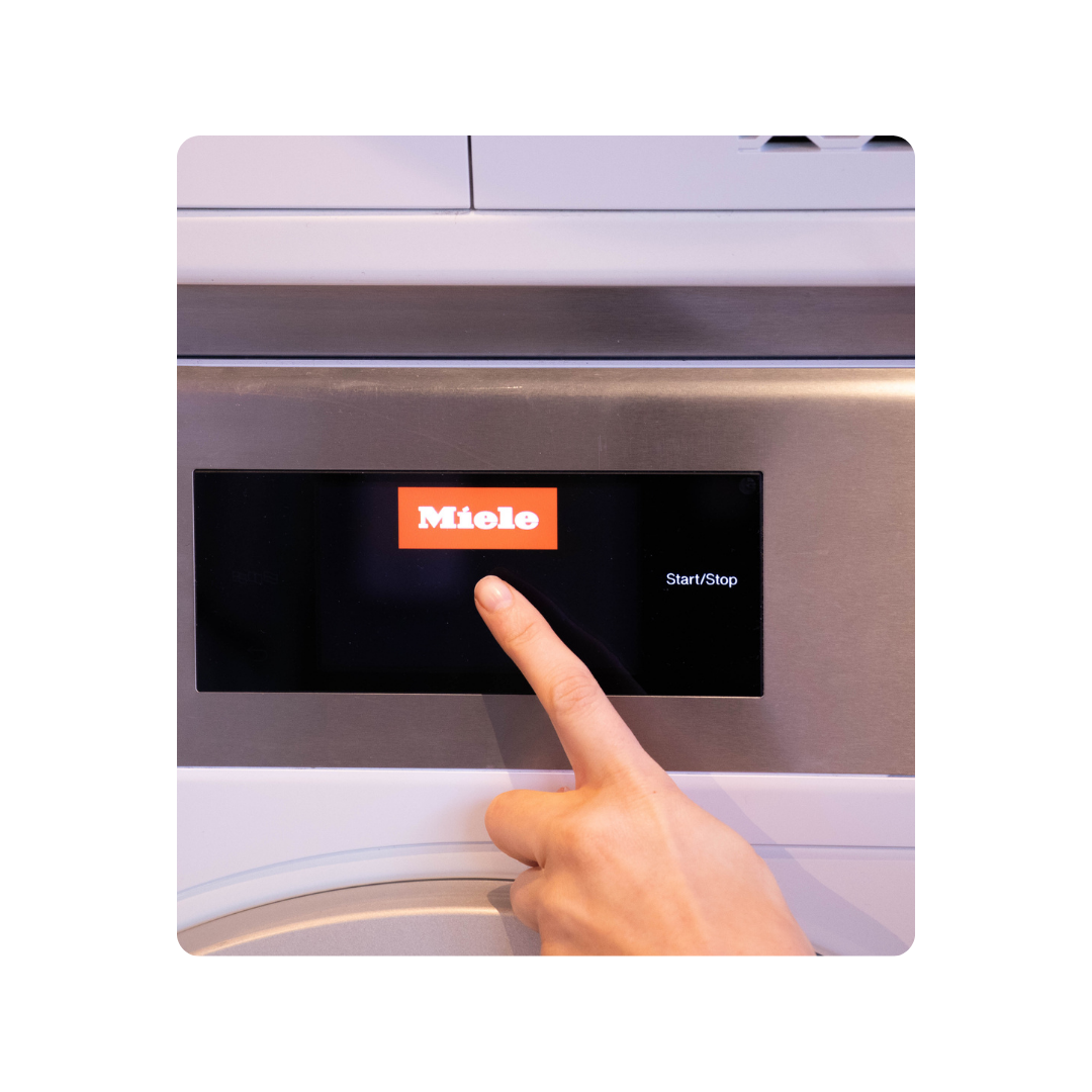Clean Kokos. The Miele logo is lit on the screen. How do I turn on the machine?